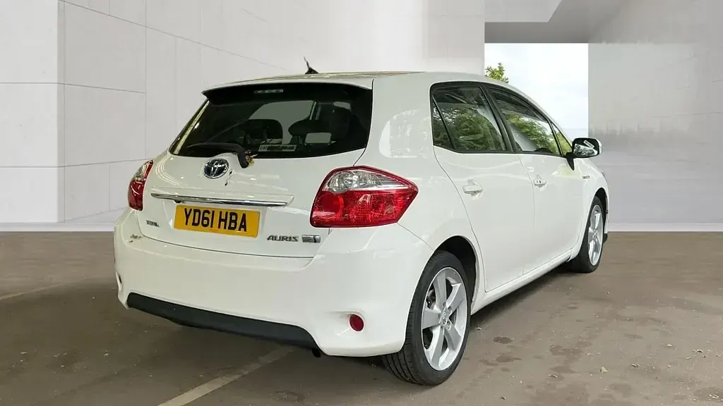 Used Toyota Auris Hybrid 2011 White Hatchback
