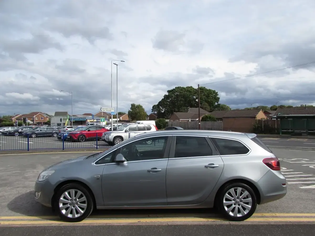 Used Vauxhall Astra 108 HP (79 kW) 2011 Silver Estate