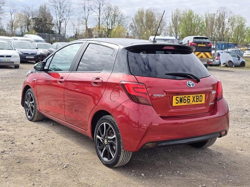 Used Toyota Yaris Hybrid Design 101 HP (74 kW) 2016 Red Hatchback