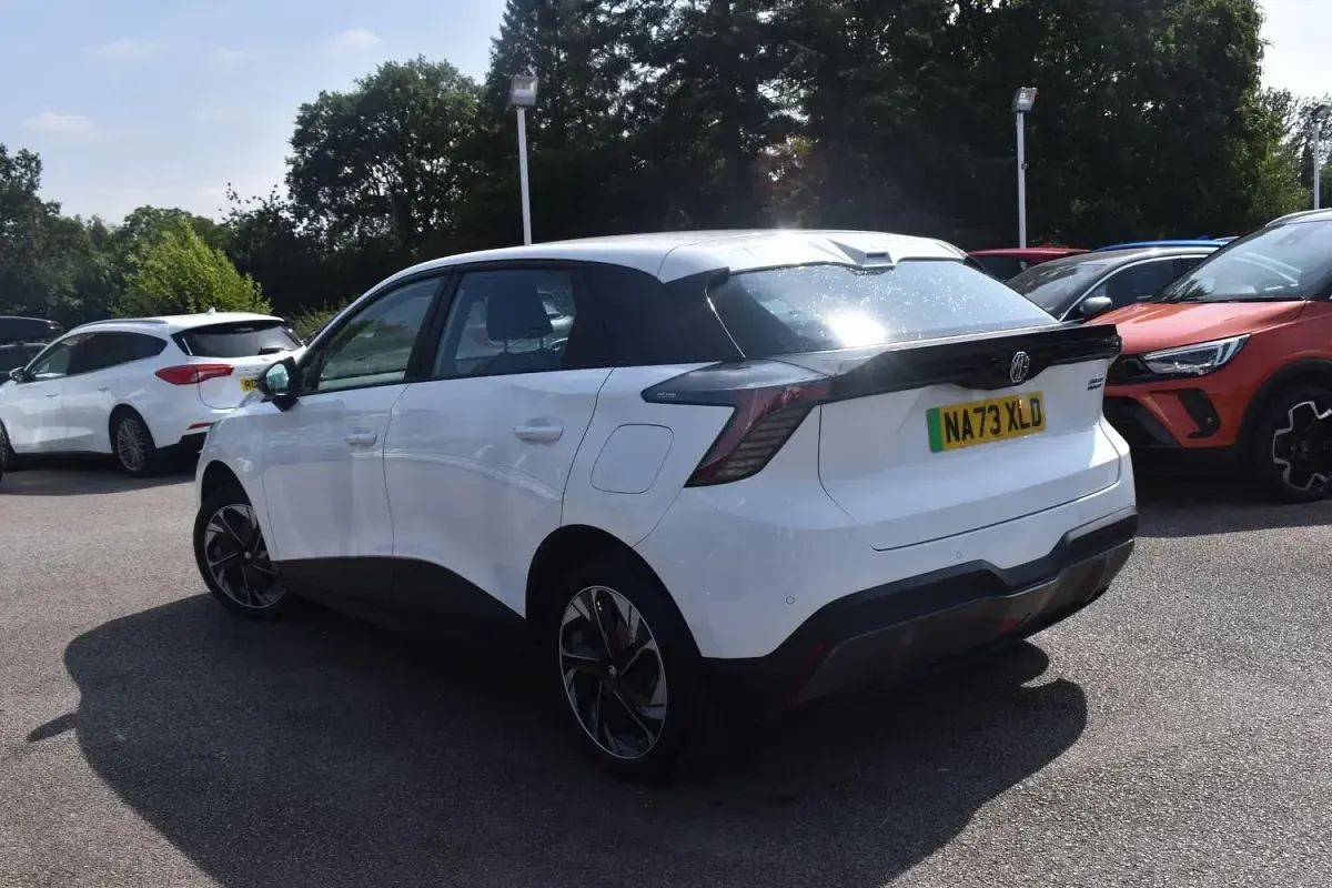Used MG MG4 EV SE 2023 White Hatchback