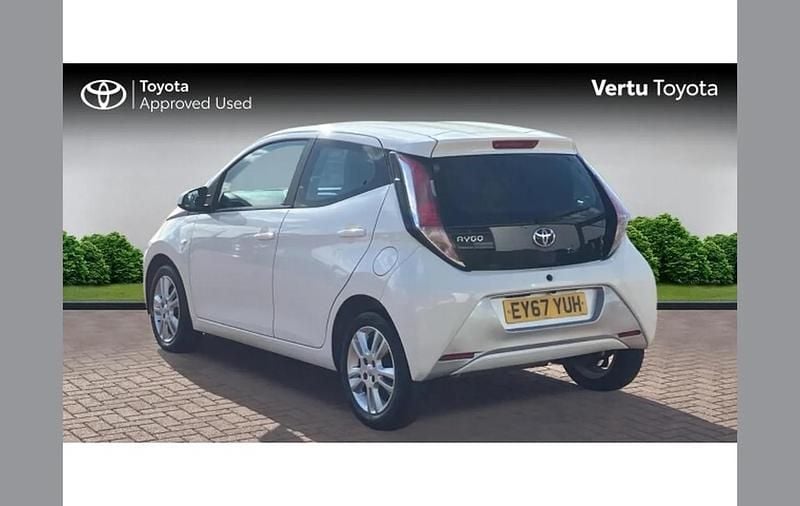 Used Toyota Aygo X-play 72 HP (52 kW) 2017 White Hatchback