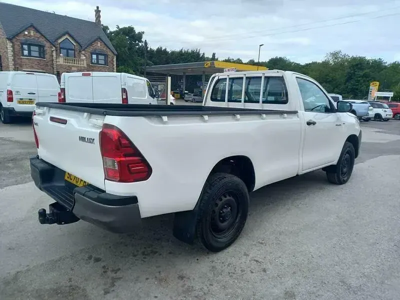 Used Toyota HiLux Active 150 HP (110 kW) 2020 White Pickup