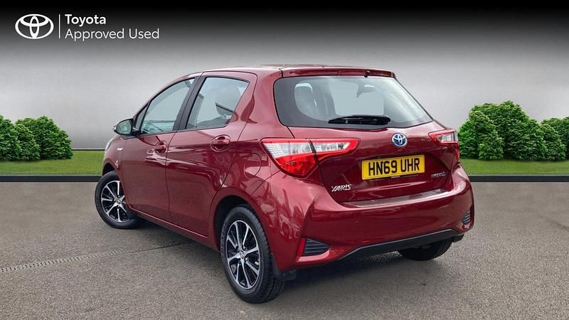 Second-hand Toyota Yaris Hybrid 101 CP (74 kW) 2019 Roșu Hatchback
