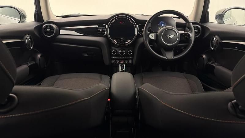 Używany Mini Cooper Classic 134 KM (98 kW) 2023 Srebrny Hatchback