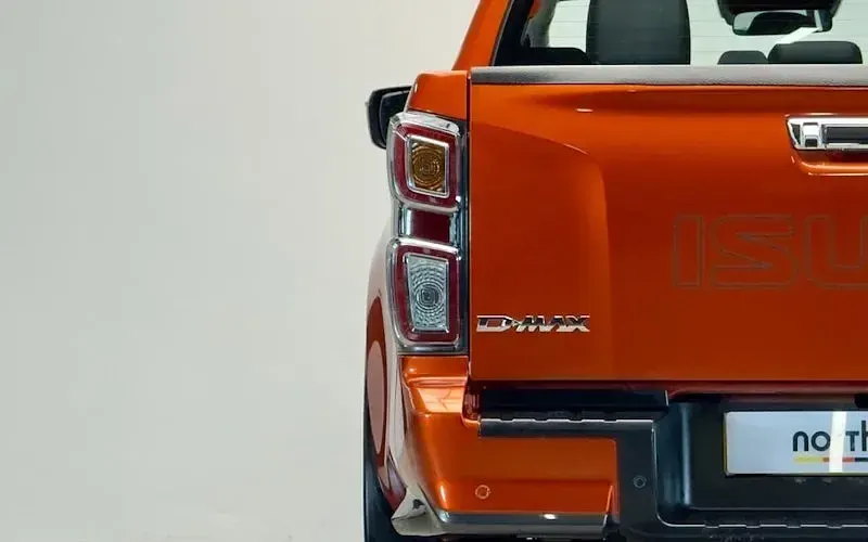 Used Isuzu D-Max 165 HP (121 kW) 2022 Orange Pickup