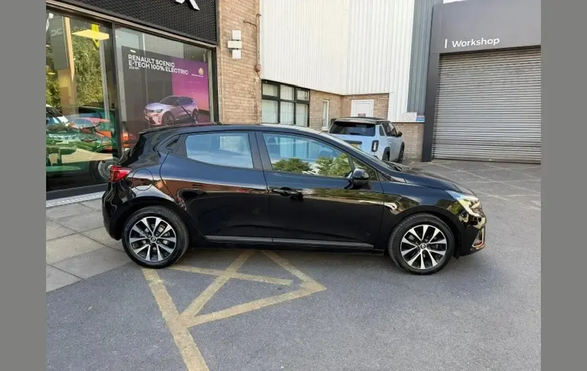 Used Renault Clio Iconic 140 HP (102 kW) 2022 Metallic black  Hatchback