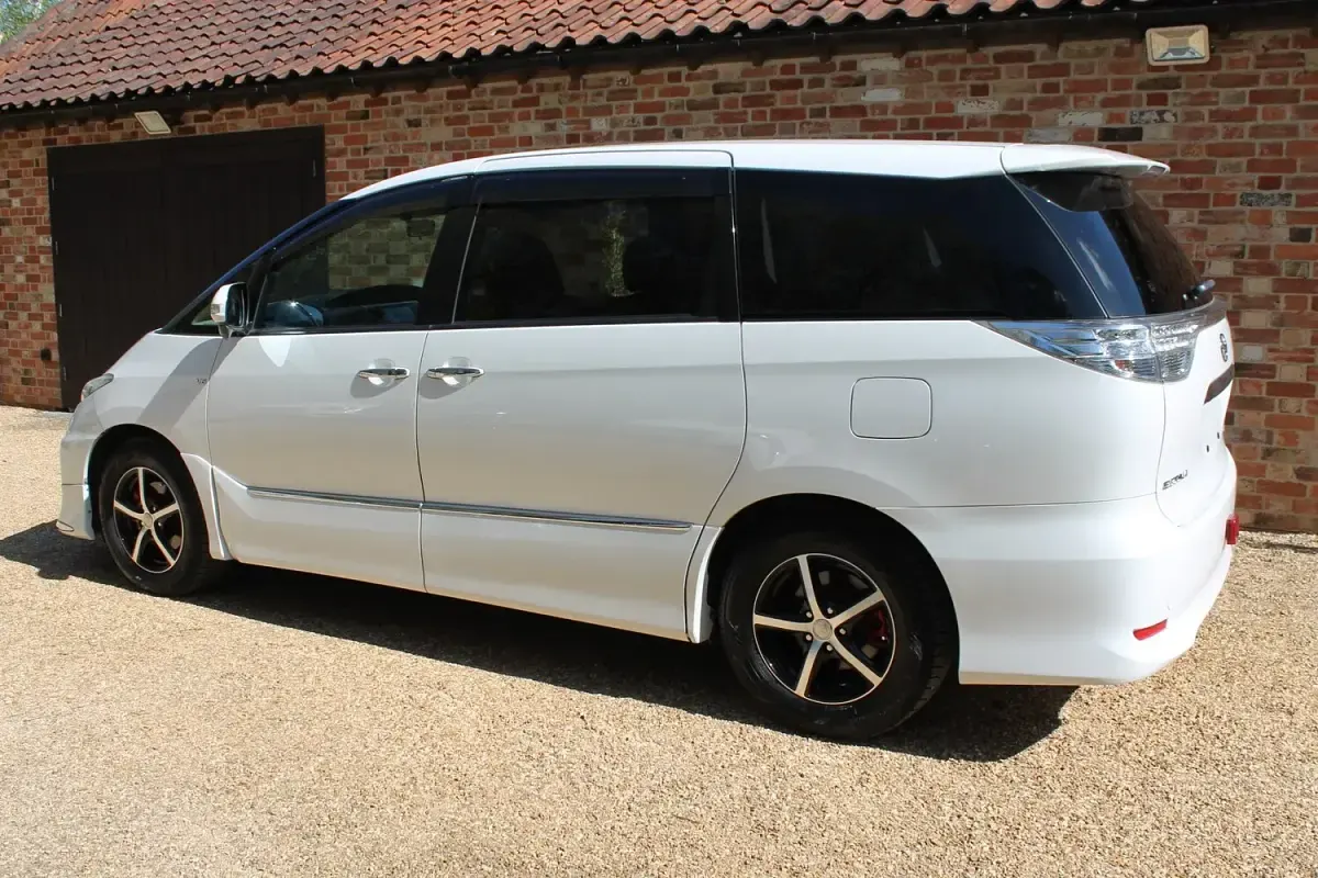 Used Toyota Estima Edition 170 HP (125 kW) 2013 Pearl white MPV