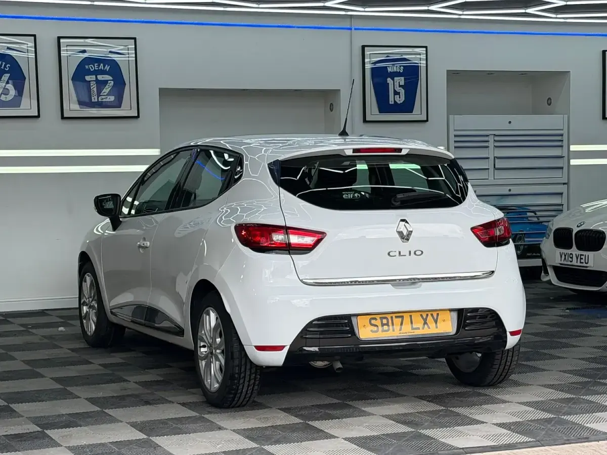 Used Renault Clio Dynamique 75 HP (55 kW) 2017 White Hatchback