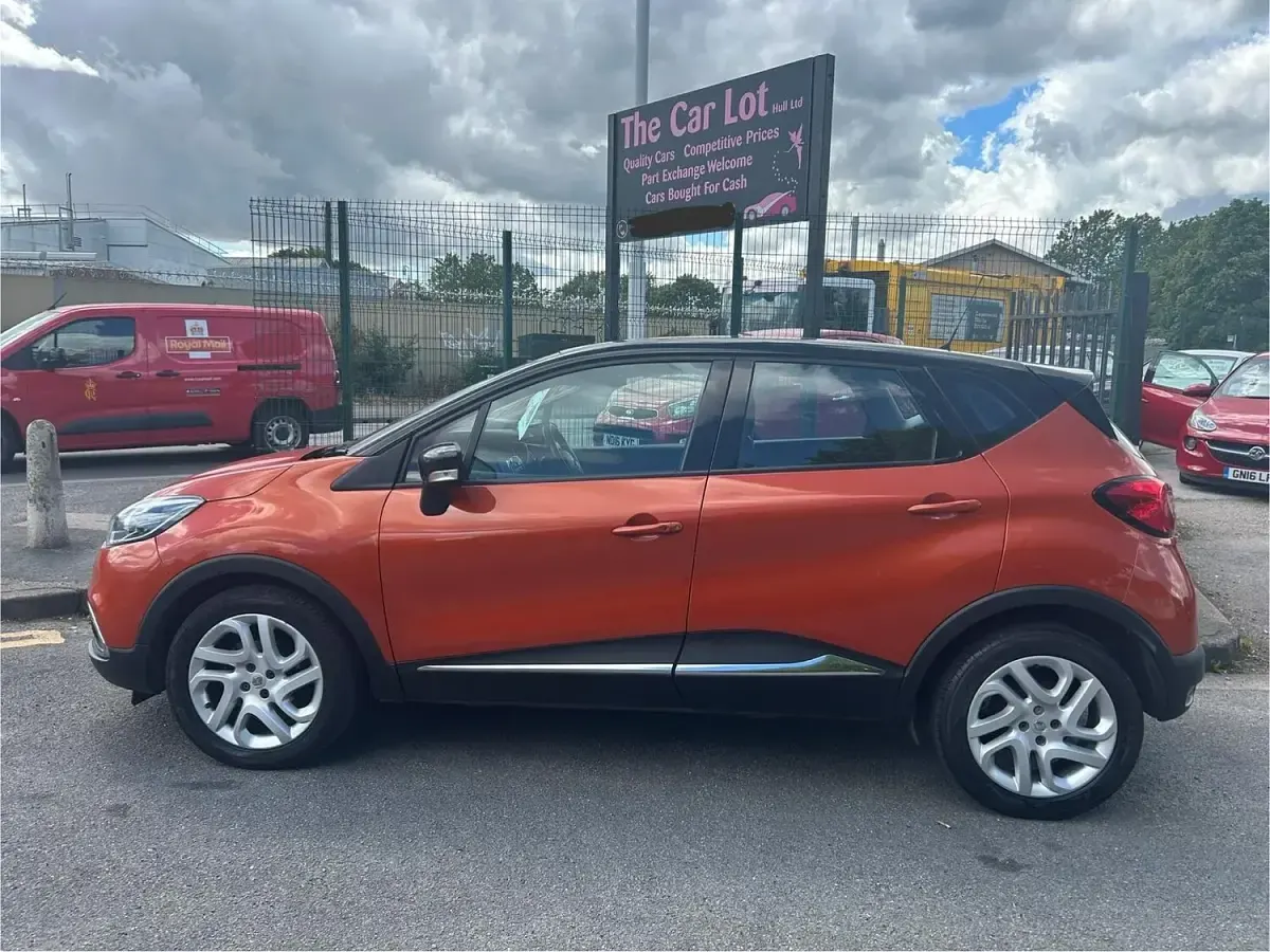 Used Renault Captur Dynamique 90 HP (66 kW) 2016 Orange SUV