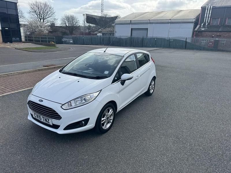 Begagnad Ford Fiesta Zetec 75 HK (55 kW) 2015 Vit Halvkombi