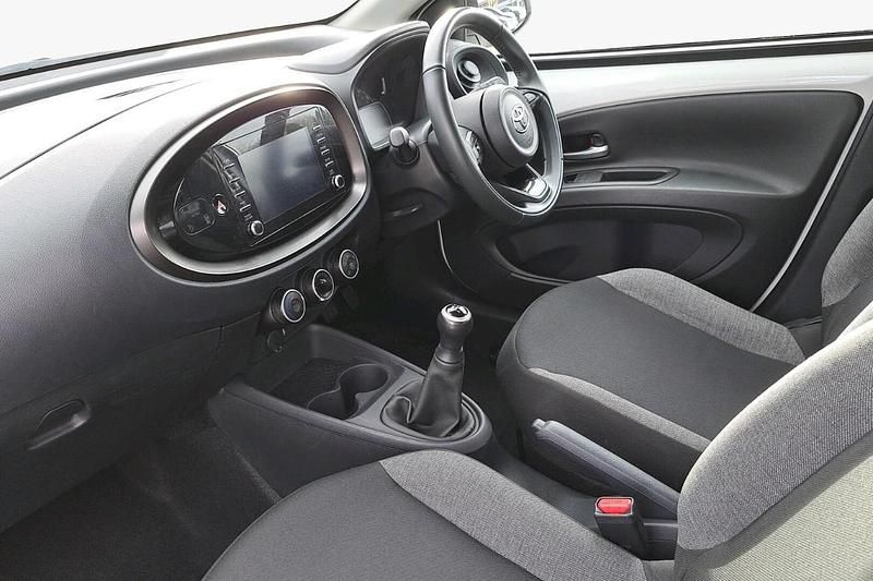 Used Toyota Aygo PURE 71 HP (52 kW) 2023 White