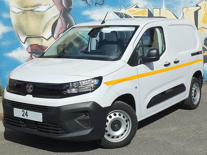 Used Vauxhall Combo 100 HP (73 kW) 2024 White MPV