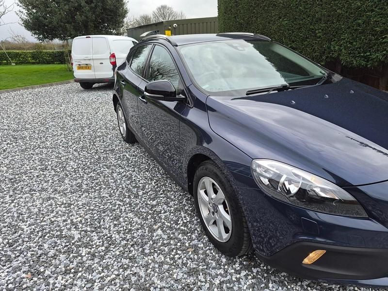 Used Volvo V40 SE 2015 Blue Hatchback