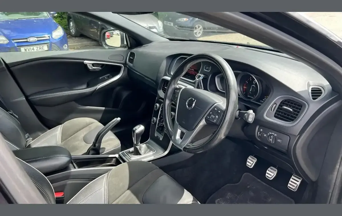 Used Volvo V40 R-Design 152 HP (111 kW) 2018 Black Hatchback
