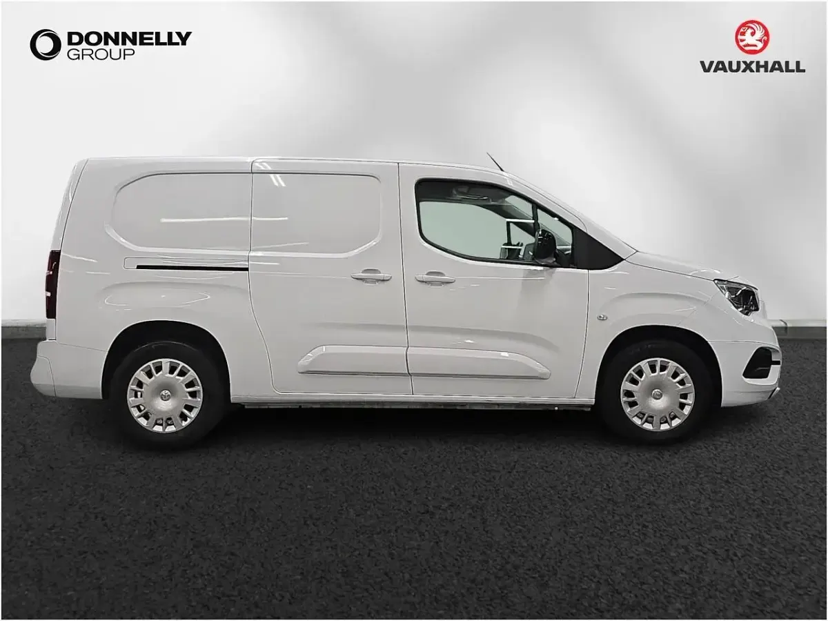 Used Vauxhall Combo 98 kW (134 HP) 2025 White MPV