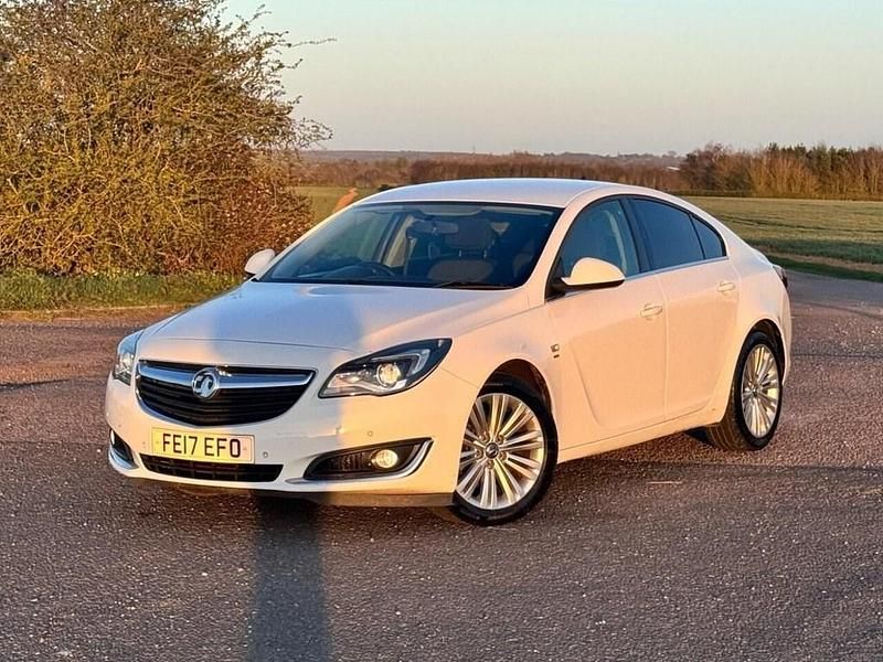 Used Vauxhall Insignia SRi 140 HP (102 kW) 2017 White Hatchback