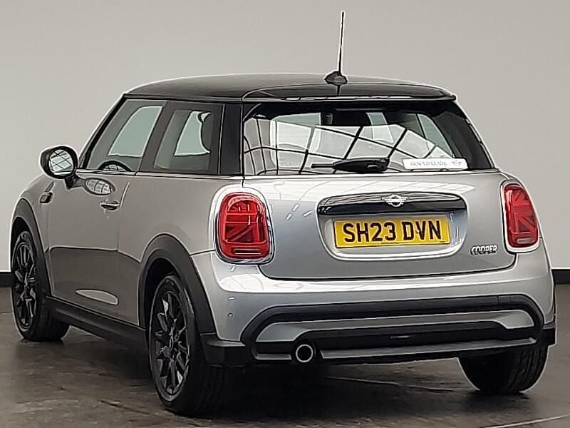 Usado Mini Cooper Classic 136 HP (100 kW) 2023 Prateado Citadino