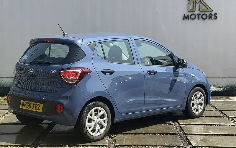 Used Hyundai i10 67 HP (49 kW) 2017 Blue Hatchback
