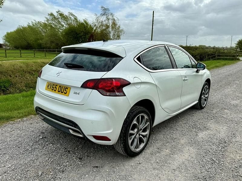 Used DS Automobiles DS4 120 HP (88 kW) 2015 White Hatchback