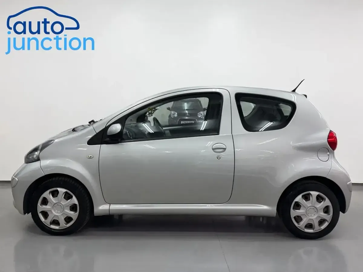 Used Toyota Aygo 67 HP (49 kW) 2007 Silver Hatchback