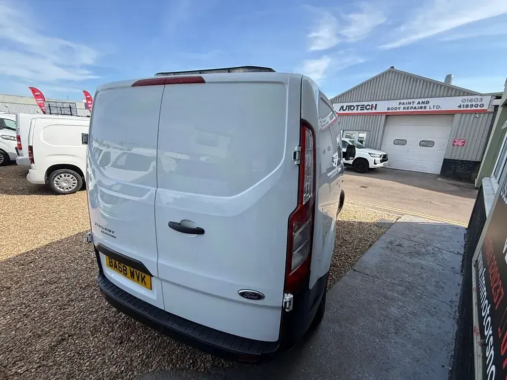Used Ford Transit Custom 105 HP (77 kW) 2019 White Van
