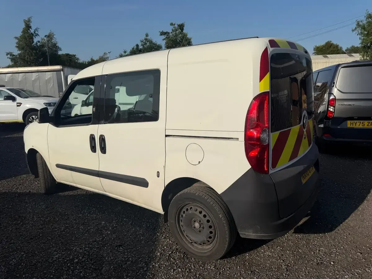 Used Vauxhall Combo 95 HP (69 kW) 2018 White MPV