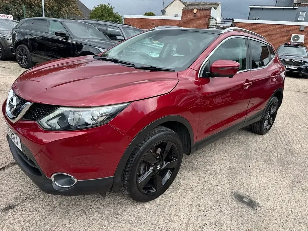 Used Nissan Qashqai N-TEC 110 HP (80 kW) 2015 Red SUV