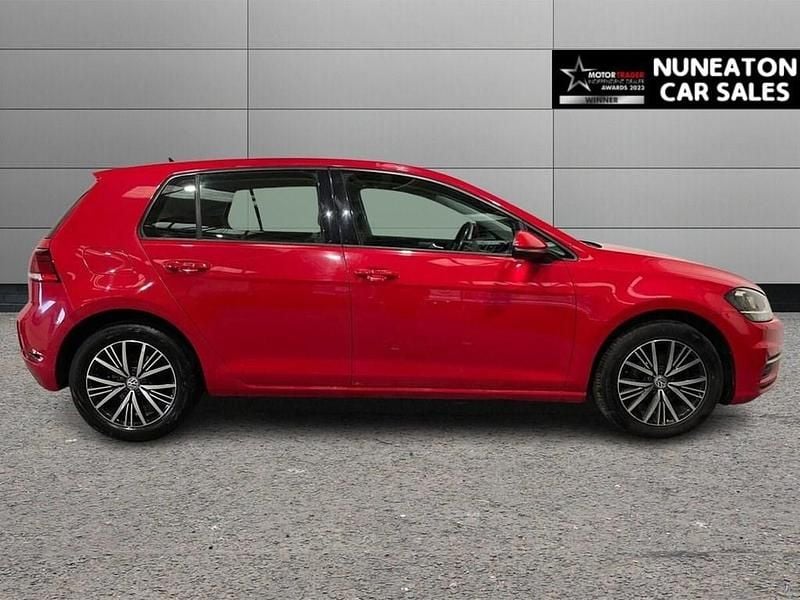 Used VW Golf VII SE 125 HP (91 kW) 2017 Red Hatchback