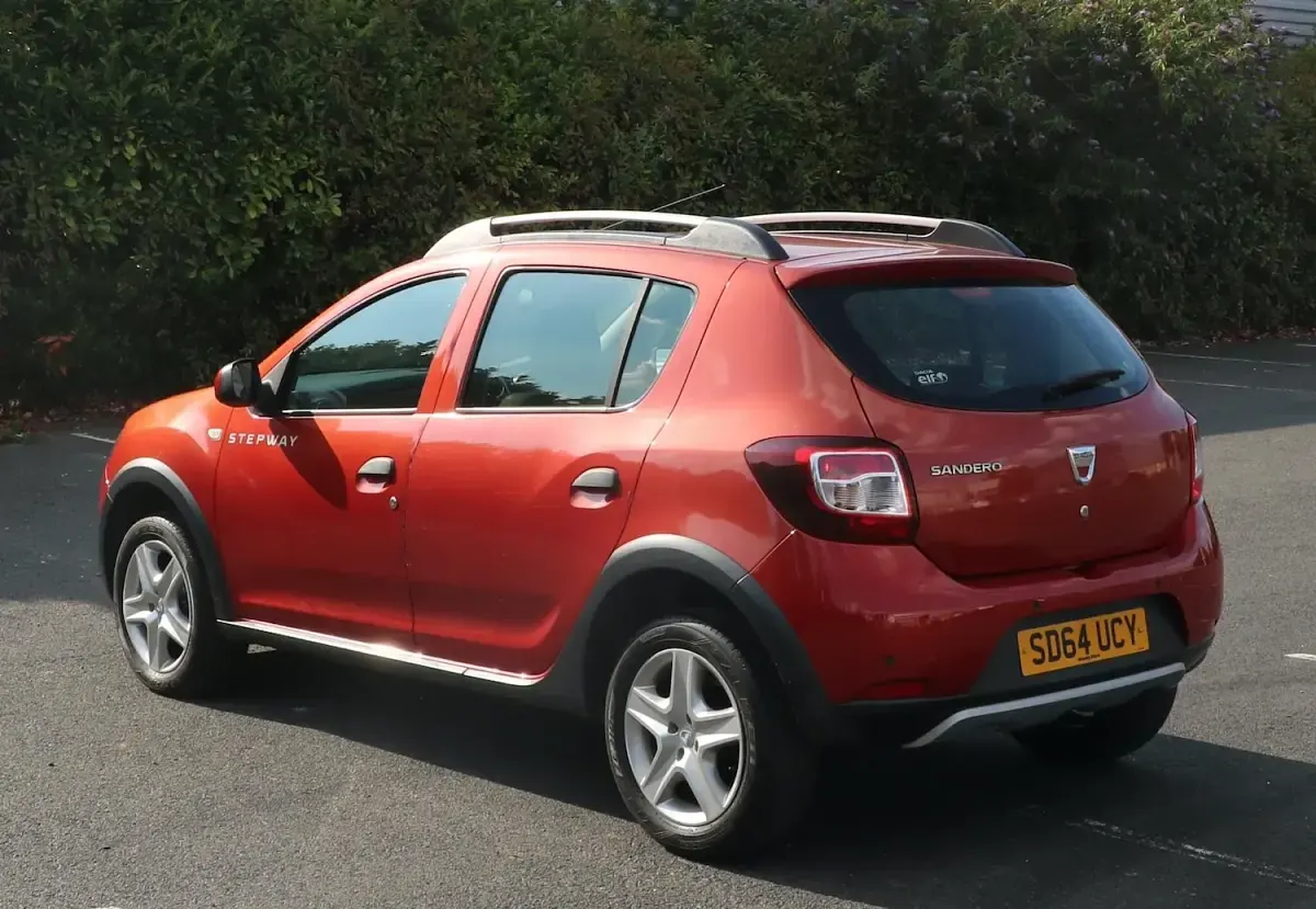 Used Dacia Sandero Lauréate 90 HP (66 kW) 2014 Red Hatchback