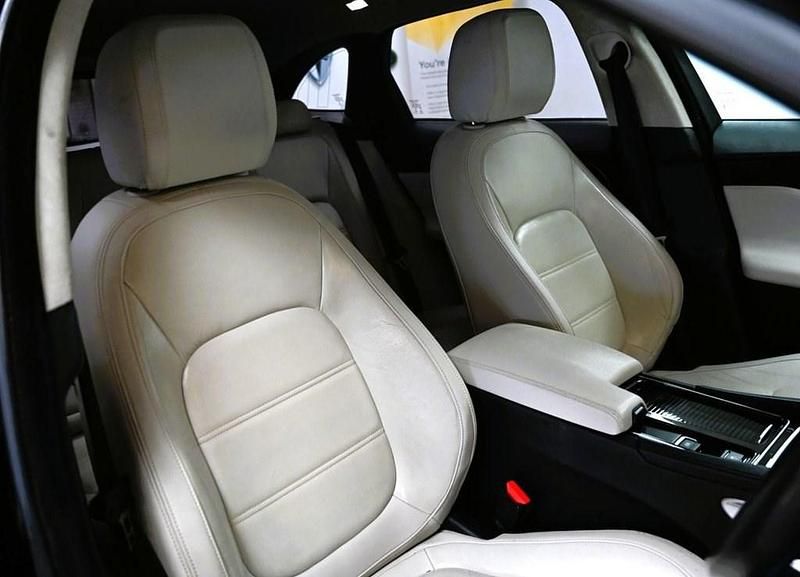 Second-hand Jaguar F-Pace Prestige 180 CP (132 kW) 2019 Negru SUV