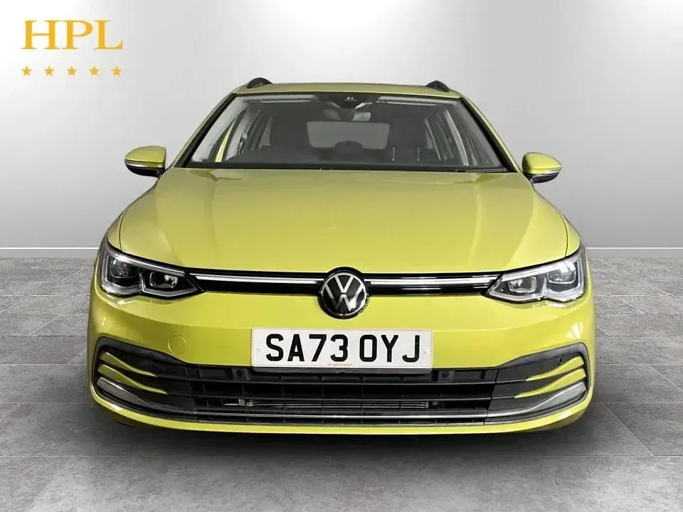 Begagnad VW Golf VIII Style 150 HK (110 kW) 2023 Gul Kombi