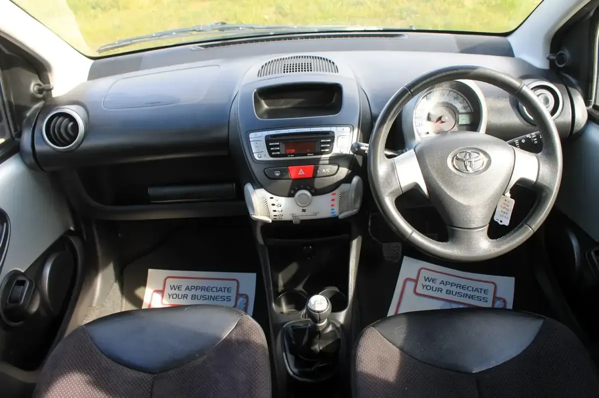 Gebraucht Toyota Aygo 68 PS (50 kW) 2013 Silber Kleinwagen
