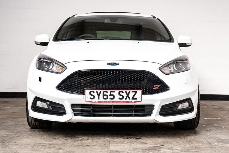 Used Ford Focus ST 250 HP (183 kW) 2015 White Hatchback