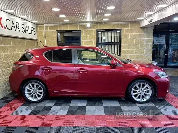 Used Lexus CT200h 134 HP (98 kW) 2012 Red Hatchback