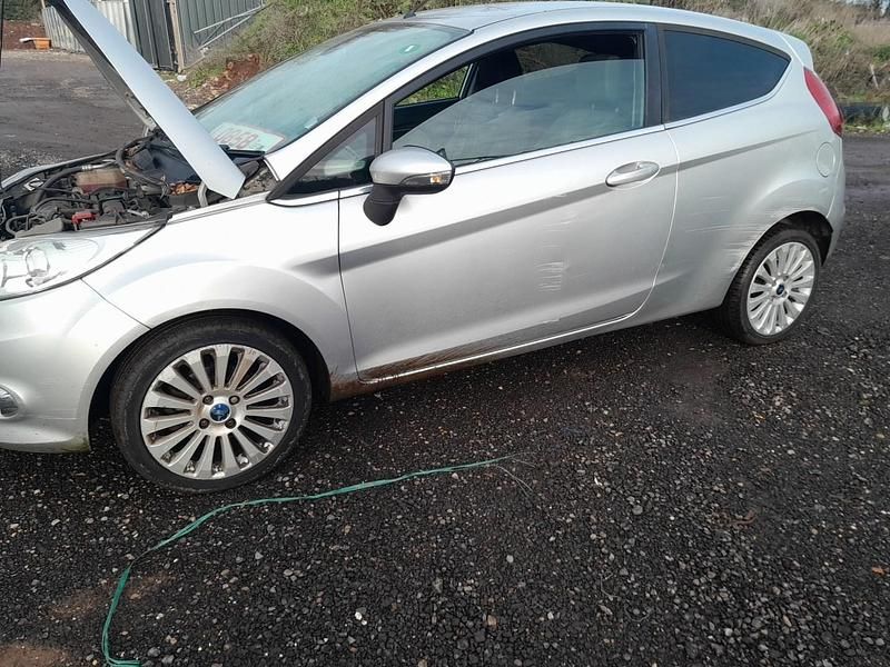 Käytetty Ford Fiesta Titanium 96 HP (70 kW) 2010 Hopea Viistoperä
