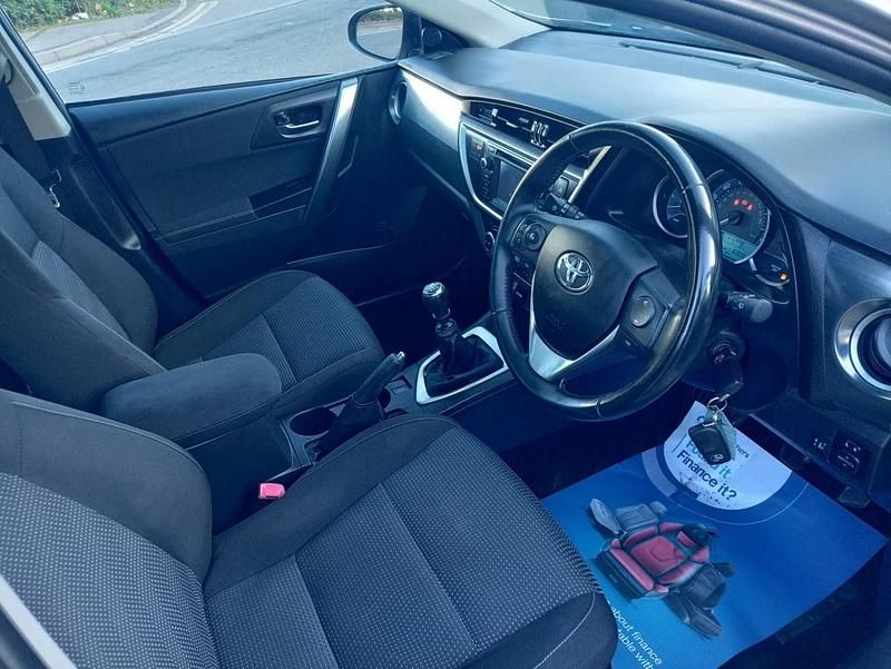 Used Toyota Auris 90 HP (66 kW) 2014 Grey Estate