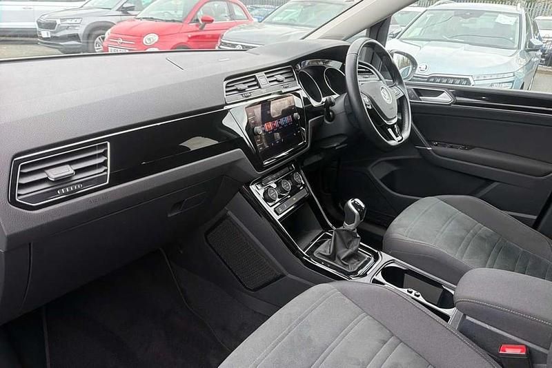 Used VW Touran SEL 150 HP (110 kW) 2022 Black MPV