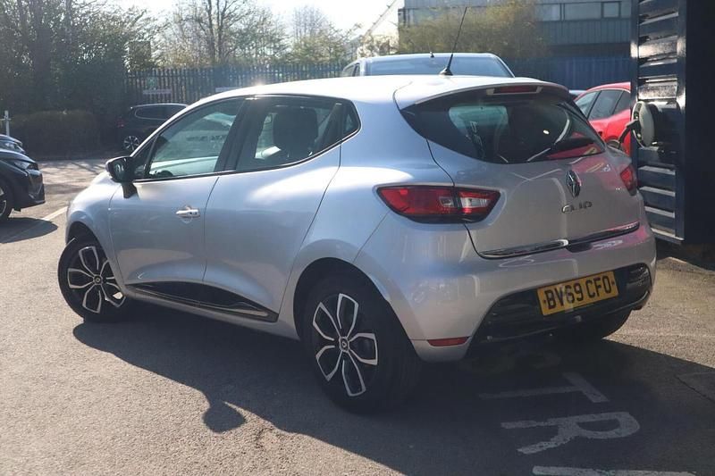 Used Renault Clio IV Play 89 HP (65 kW) 2019 Silver Hatchback