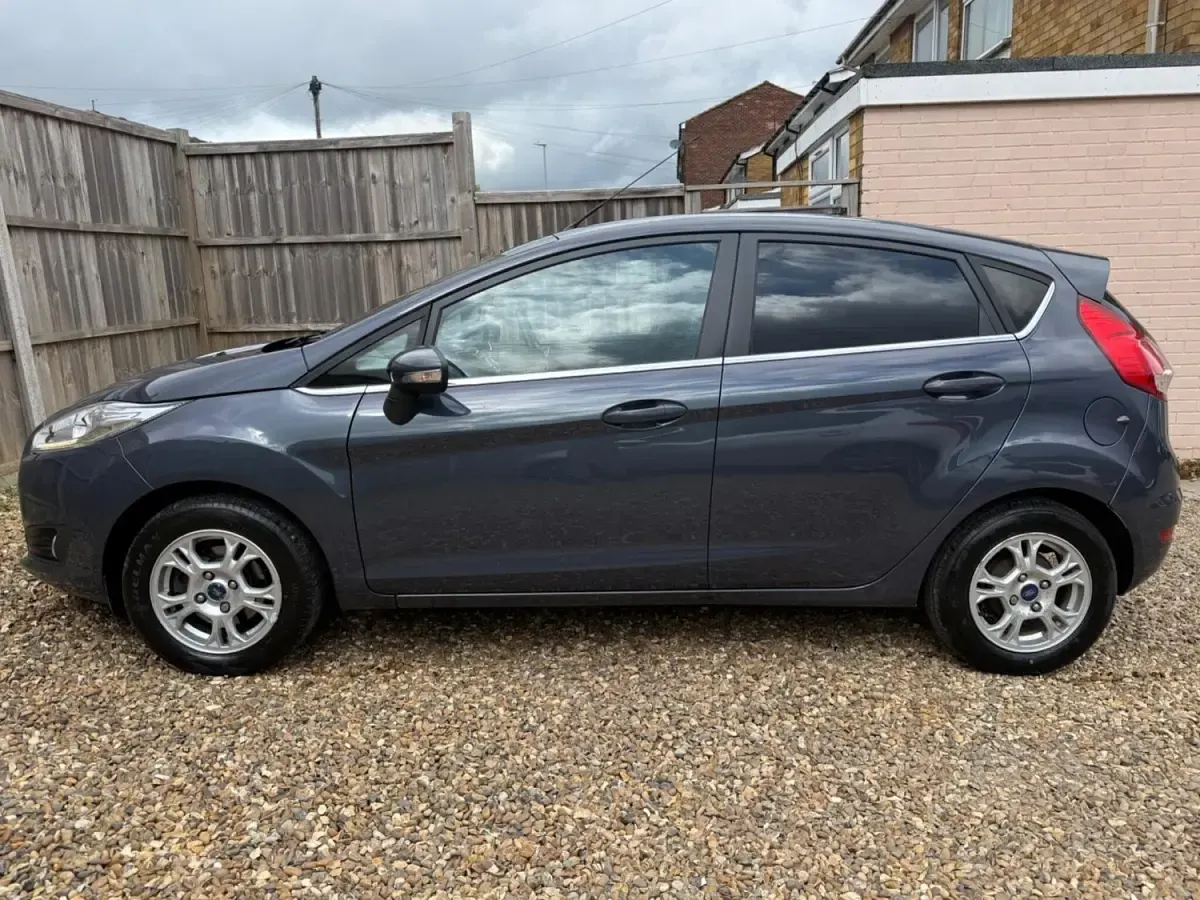 Używany Ford Fiesta Titanium 95 KM (69 kW) 2013 Szary Hatchback