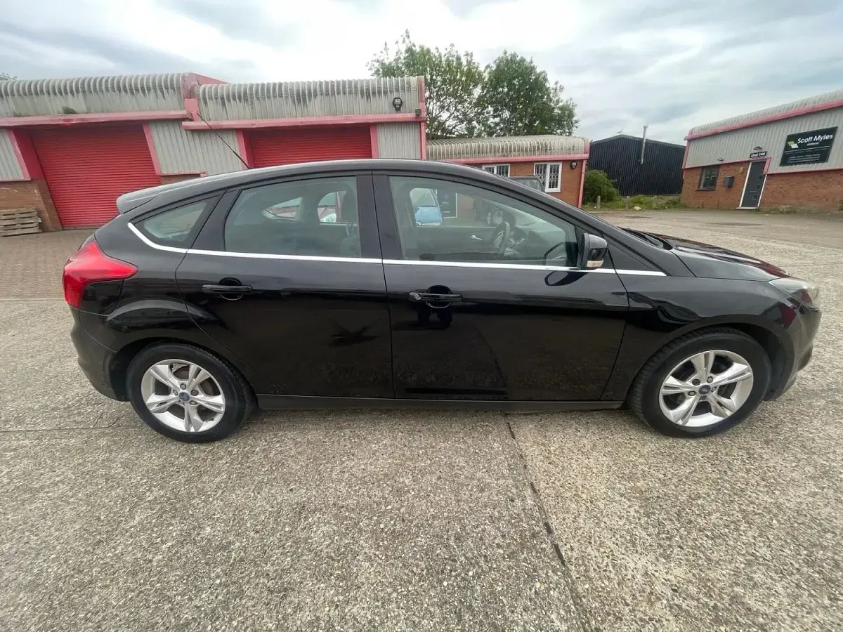 Used Ford Focus Zetec 125 HP (91 kW) 2011 Black Hatchback