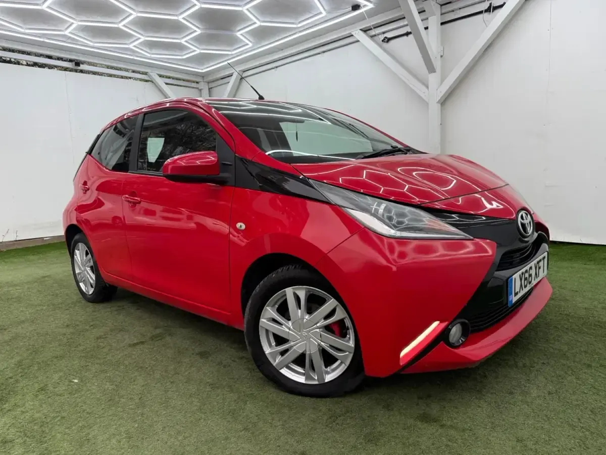 Usado Toyota Aygo x-press 68 CV (50 kW) 2016 Rojo Utilitario