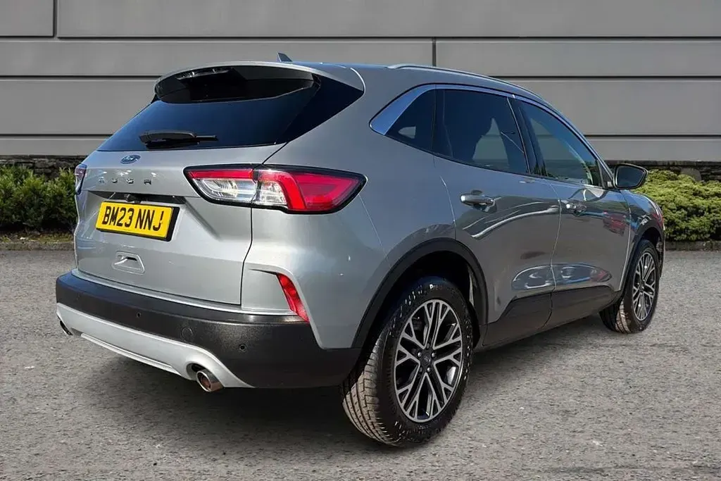 Usado Ford Kuga Titanium 147 CV (108 kW) 2023 Plateado SUV