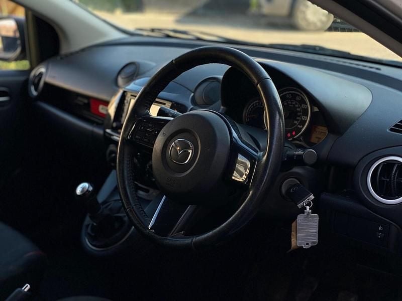 Używany Mazda 2 Edition 2014 Biały Hatchback