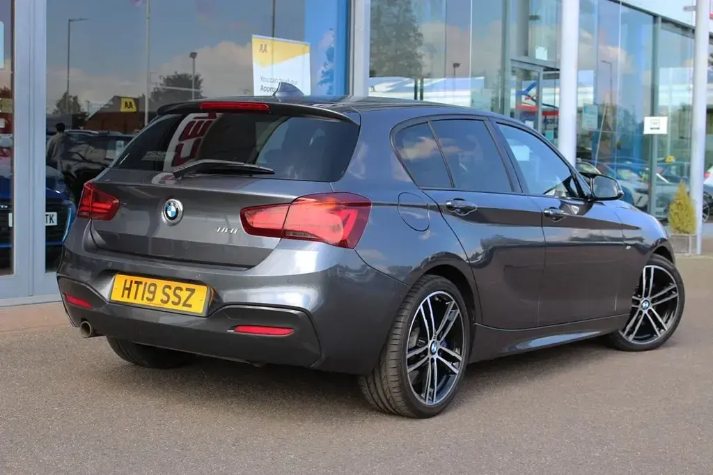 Begagnad BMW 118 Efficient Dynamics 136 HK (100 kW) 2019 Grå Halvkombi