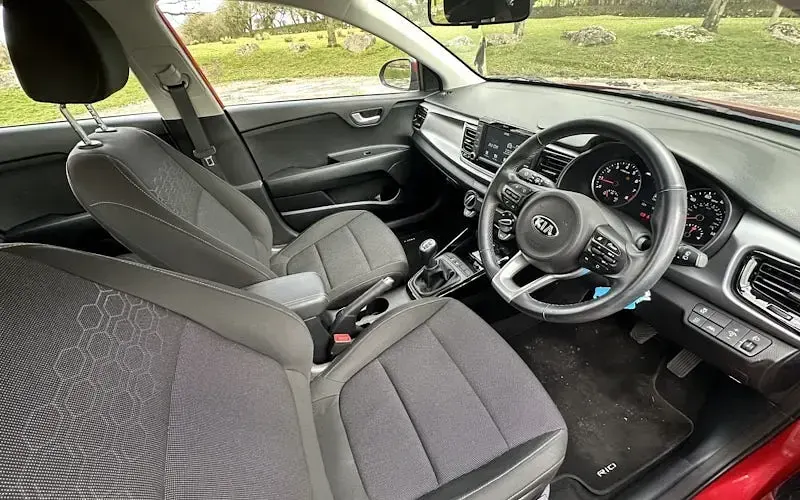 Begagnad Kia Rio 99 HK (72 kW) 2019 Röd Halvkombi