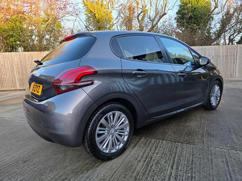 Used Peugeot 208 Signature Sky 82 HP (60 kW) 2019 Grey Hatchback