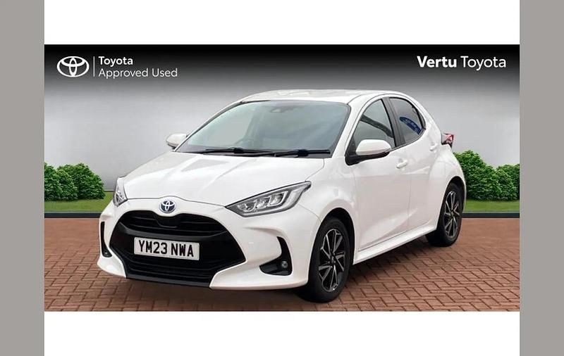 Used Toyota Yaris Hybrid Design 116 HP (85 kW) 2023 White Hatchback
