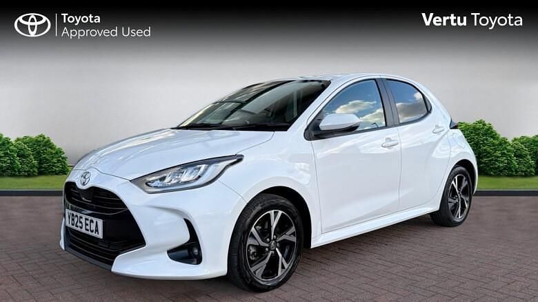 Used Toyota Yaris Hybrid Design 116 HP (85 kW) 2025 White Hatchback