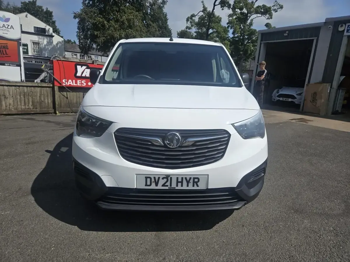 Used Vauxhall Combo 100 HP (73 kW) 2021 White MPV