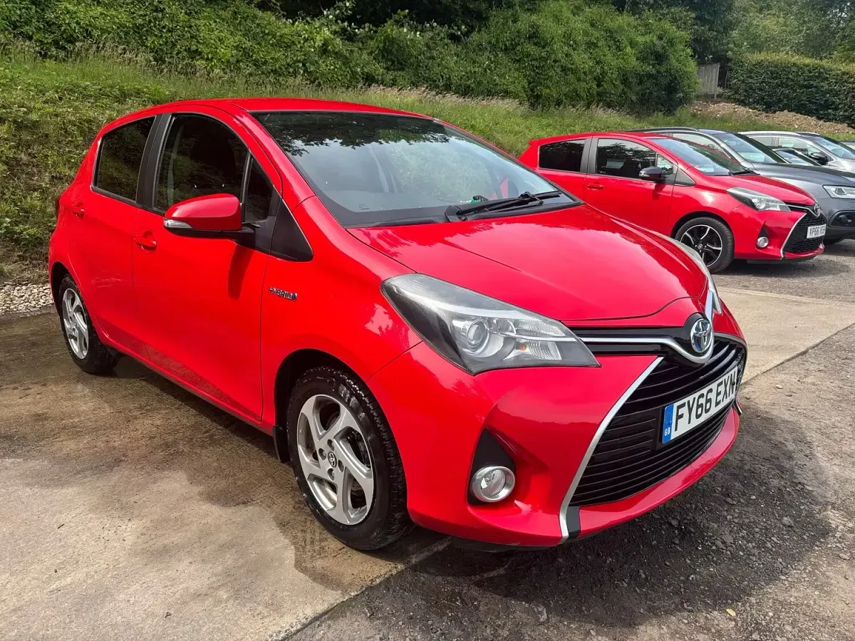 Used Toyota Yaris 101 HP (74 kW) 2016 Red Hatchback